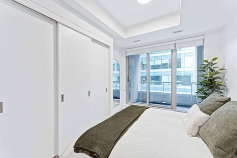 1BD Luxury Condo - Walk to Parliament Apartment in Downtown