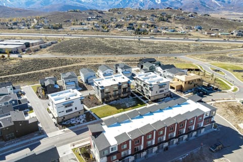 Property building, Day, Neighbourhood, Natural landscape, Bird's eye view, Mountain view, Location