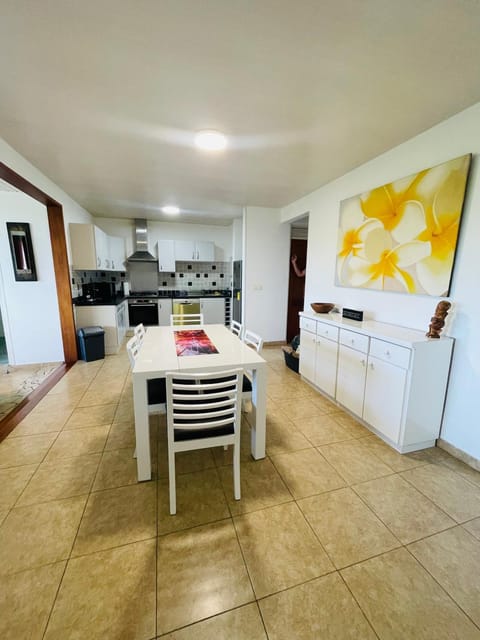 Kitchen or kitchenette, Dining area, stove