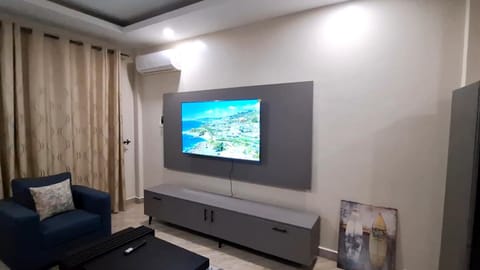 TV and multimedia, Living room, Seating area, Evening entertainment