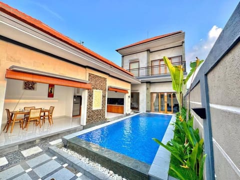 Property building, Day, Pool view, Swimming pool