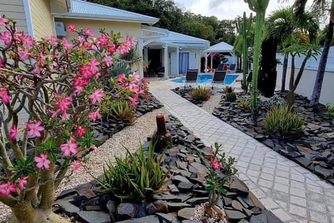 NAiA piscine acces lagon et plage Villa in Grande-Terre, Guadeloupe