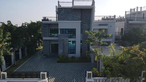 Property building, Day, Garden, Garden view