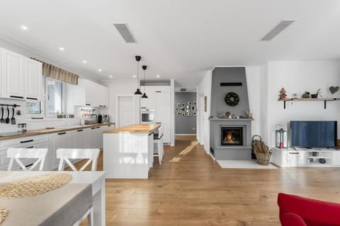 Kitchen or kitchenette, Dining area