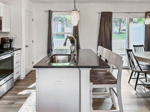 Dining area, kitchen