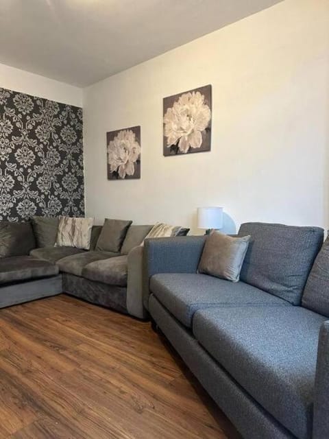 Spacious 4Bedroom House in Warrington - Sleeps 8 Apartment in Warrington