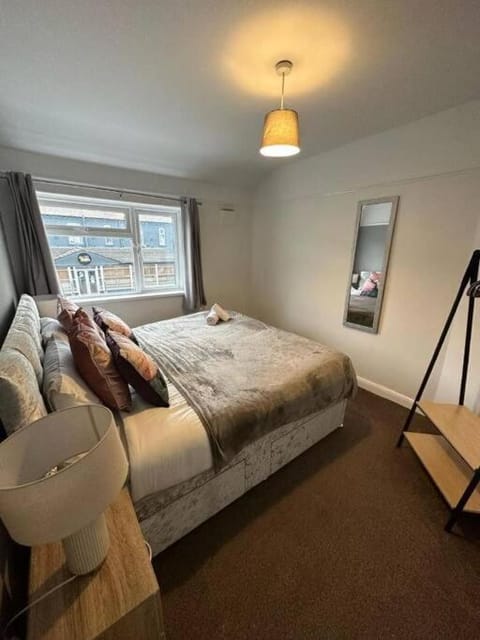 Spacious 4Bedroom House in Warrington - Sleeps 8 Apartment in Warrington