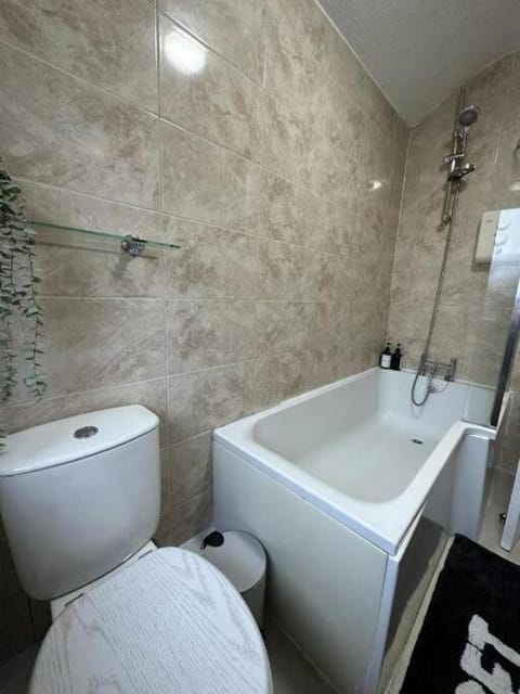 Spacious 4Bedroom House in Warrington - Sleeps 8 Apartment in Warrington