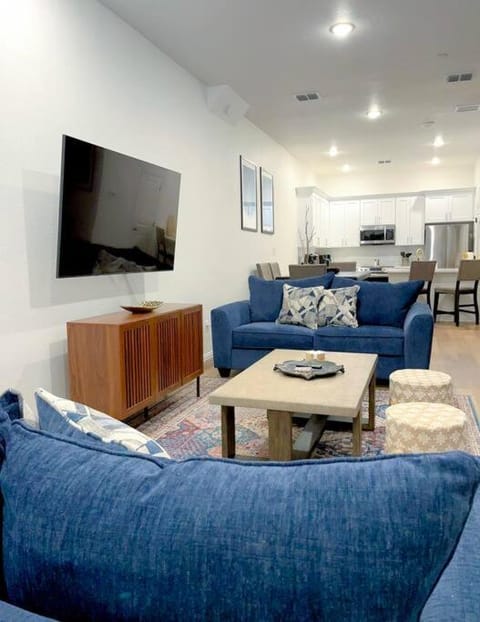 Victory Villa - Lux Townhome Walk 2 AT&T Stadium - Cowboys Cotton Bowl Rangers Apartment in Arlington