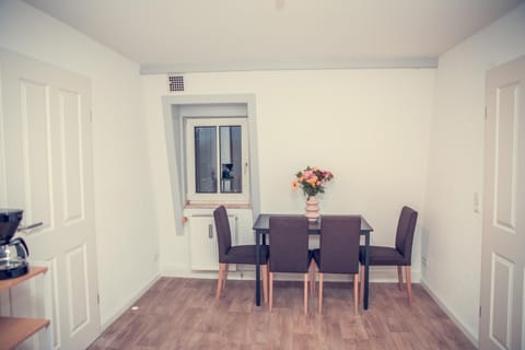 Seating area, Dining area