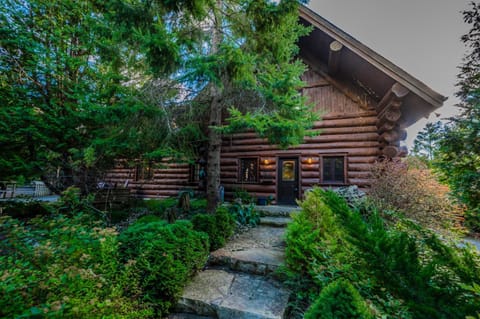 Timber Shores Waterfront Retreat House in Northern Bruce Peninsula