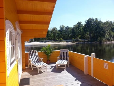 Chalet flottant sur lac et spa Docked boat in Mios