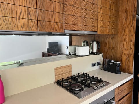 Coffee/tea facilities, Kitchen or kitchenette, stove, toaster