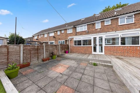 Large 3 Bed Home With Double Driveway & Garden Apartment in Gravesend