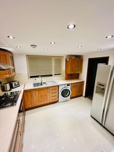 Kitchen or kitchenette, oven, washing machine