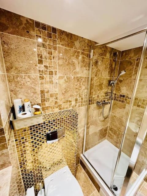 Shower, Toilet