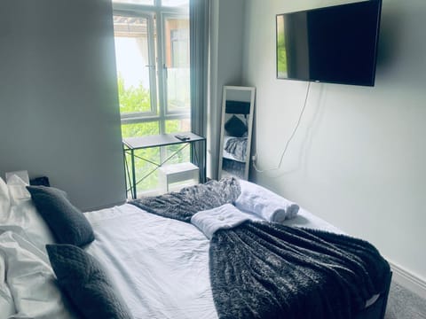 Nice Double Room with private Bathroom Vacation rental in Barking