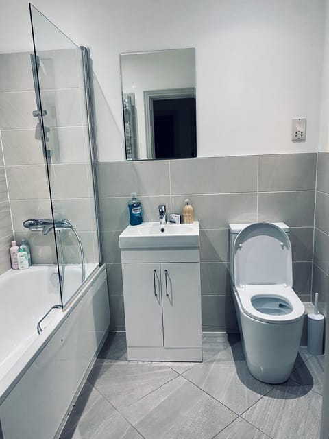 Nice Double Room with private Bathroom Vacation rental in Barking