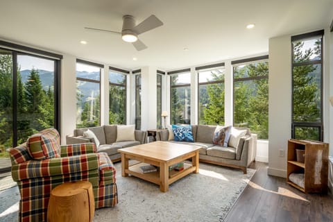 Beautiful 3 Bedroom 2 bedroom plus den Whistler Retreat with Spectacular Mountain Views Apartment in Whistler