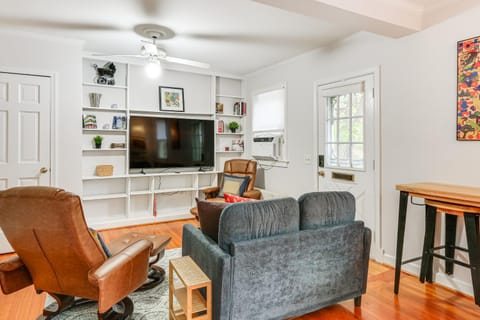 Walk Downtown Takoma Park Escape with Large Yard! Casa in Takoma Park