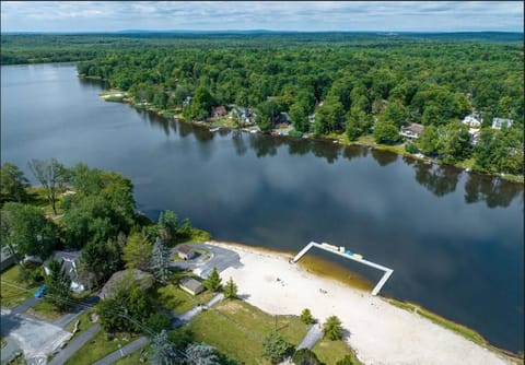 Quiet family pocono getaway with game room House in Coolbaugh Township