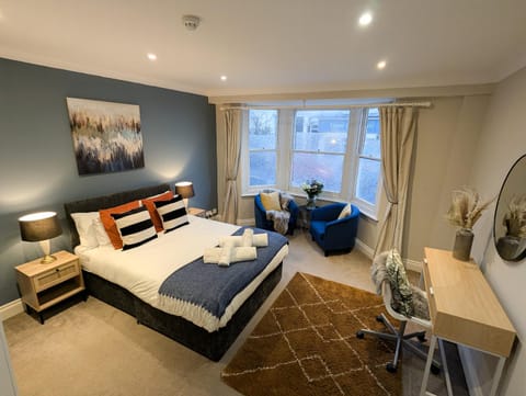 Bed, Photo of the whole room, Seating area, Bedroom, towels