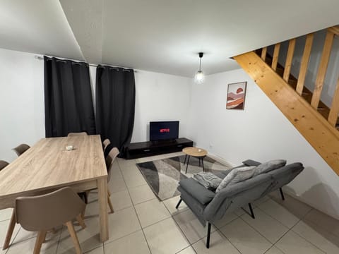 Maison Confort-Parking Gratuit- Wifi Gratuit-Proche du centre-ville- Troyes Apartment in Troyes