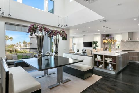 Luxury Beverly Hills Penthouse With Private Roof Apartment in West Hollywood