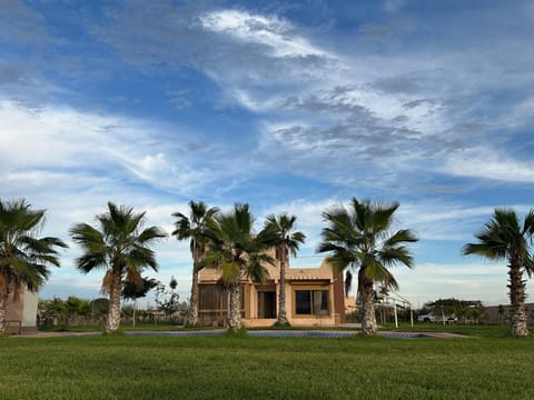 Property building, Garden, Garden view, Swimming pool