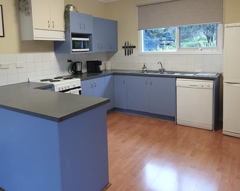 Kitchen or kitchenette, dishwasher, oven