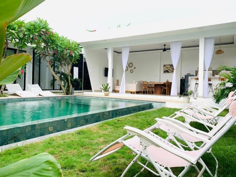 Garden view, Swimming pool, sunbed