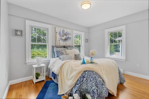 COZY, MODERN, Charming Cottage 1min to the beach House in Quincy