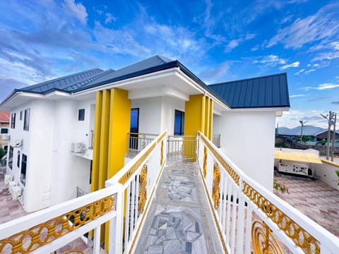 Property building, Day, Balcony/Terrace