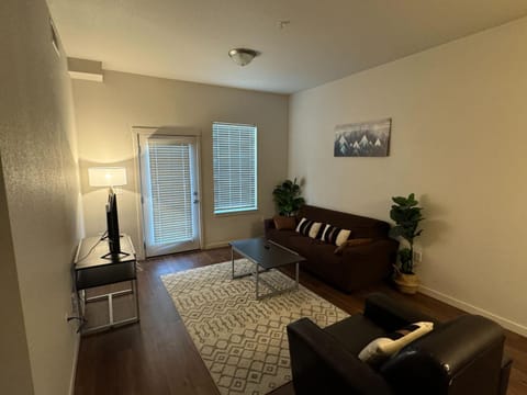 Comfortable Getaway Cozy 3BR Near UNC & Pool Apartment in Greeley