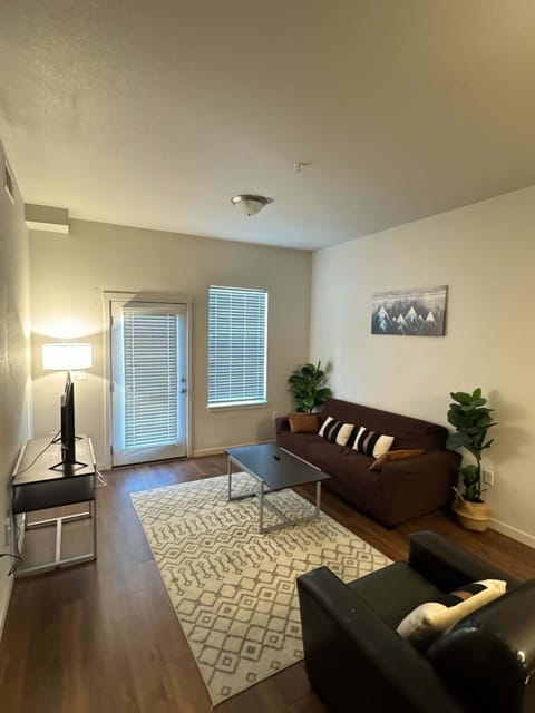 Comfortable Getaway Cozy 3BR Near UNC & Pool Apartment in Greeley