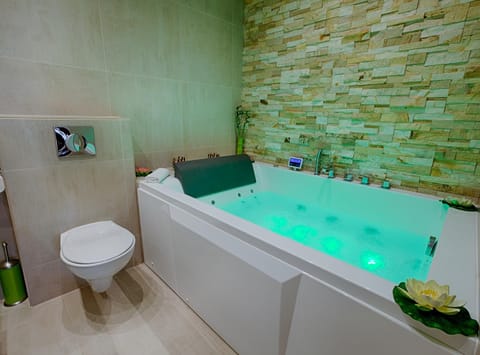 Toilet, Night, Winter, Hot Tub, Hot Tub, Bathroom, Spa and wellness centre/facilities, Spa and wellness centre/facilities, Other