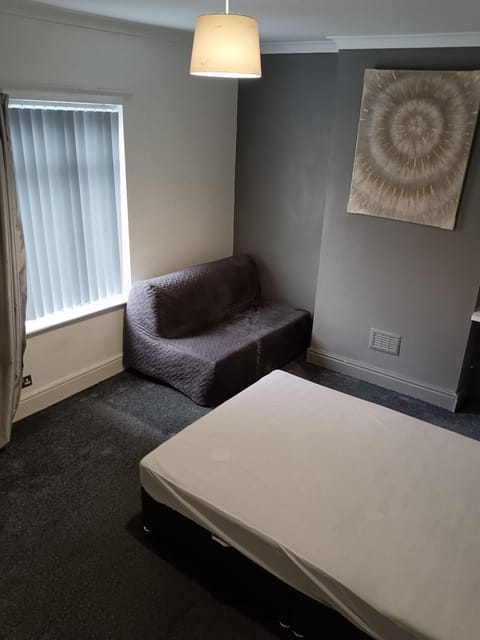 Bed, Seating area