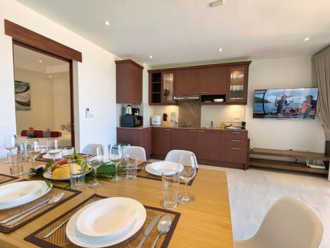 TV and multimedia, Kitchen or kitchenette, Seating area, Dining area, stove