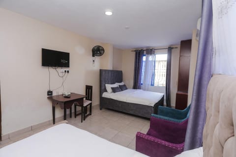 Bed, TV and multimedia, Photo of the whole room, Seating area, Evening entertainment, Bedroom