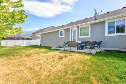 Fenced Backyard PickleBall Courts Close Pet Friendly House in Orem