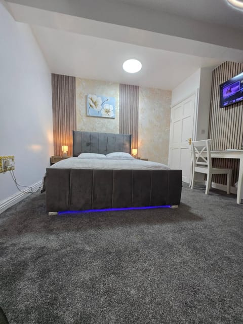 CHUB Luxury Ensuite Vacation rental in Bradford