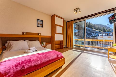 Bed, Natural landscape, TV and multimedia, View (from property/room), Balcony/Terrace, Photo of the whole room, Bedroom, Mountain view