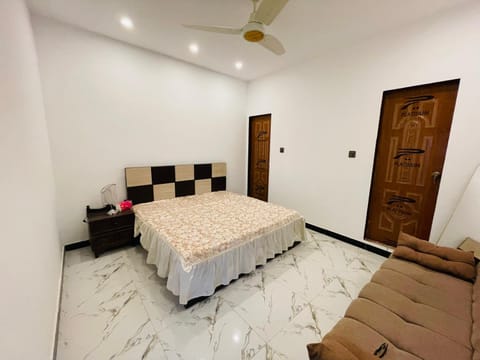 Luxurious 2 Bedroom 120 Yard portion House in Karachi