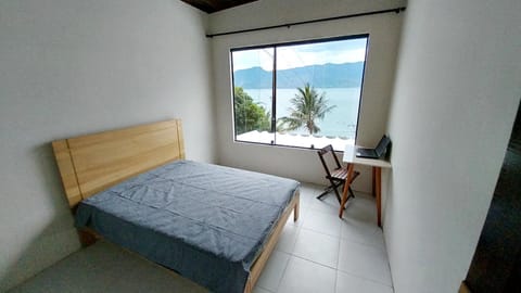 Photo of the whole room, Sea view