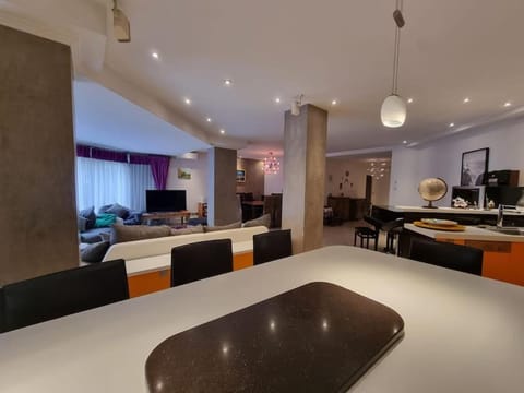 Communal lounge/ TV room, TV and multimedia, Living room, Seating area, Evening entertainment