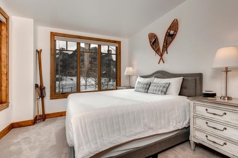 Deer Valley Ski In and Out, Luxury Condo, Amazing Views, Private Balcony Slope Side - Hot Tub! House in Park City