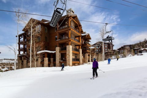 Deer Valley Ski In and Out, Luxury Condo, Amazing Views, Private Balcony Slope Side - Hot Tub! House in Park City