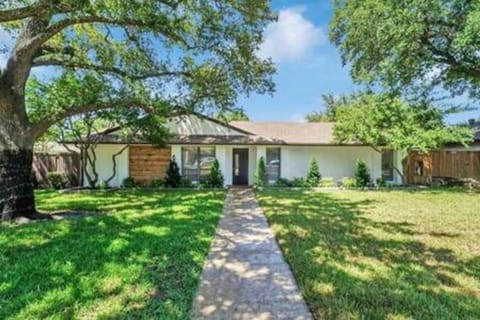 Golf Club Poolside Paradise House in Richardson