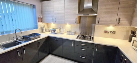 Newly Refurbished 4Bedroom Townhouse by the Etihad House in Manchester