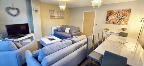 Newly Refurbished 4Bedroom Townhouse by the Etihad House in Manchester